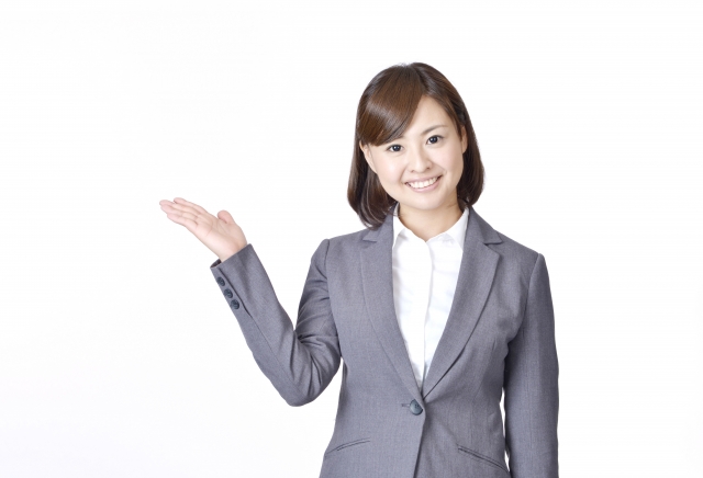 笑顔で案内する女性