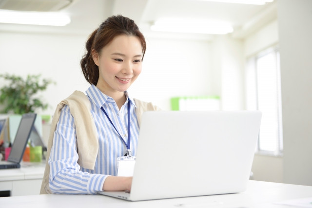 パソコンで仕事をしている女性