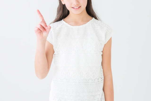 既製品の包装資材を選ぶポイントを紹介している女性