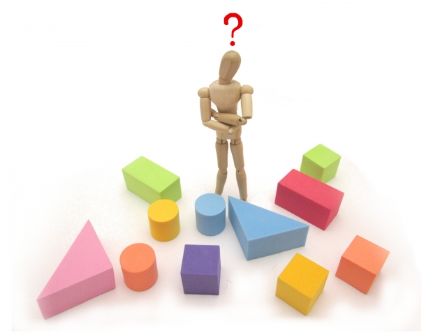 豊富な種類の箱とクエスチョンマークを浮かべる木製のデッサン人形 果物の配送用包装資材はピースボックスの通販 豊富な種類の箱・袋をご用意