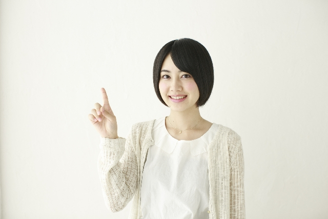 紙袋をおすすめしている女性